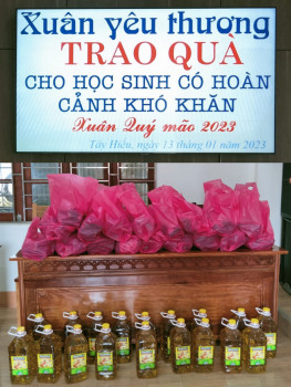 Trao quà trường học