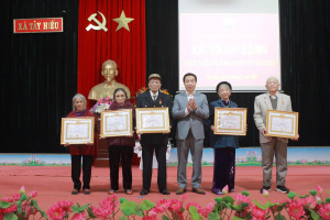 Đảng bộ xã Tây Hiếu, thị xã Thái Hòa tổ chức Lễ trao tặng, truy tặng Huy hiệu Đảng cho các đảng viên.