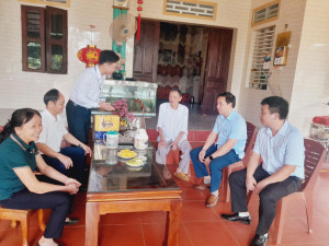 Thị ủy Thái Hòa tổ chức thăm hỏi tặng quà các chiến sỹ, dân quân hỏa tuyến trực tiếp tham gia chiến dịch Điện Biên Phủ tại xã Tây Hiếu