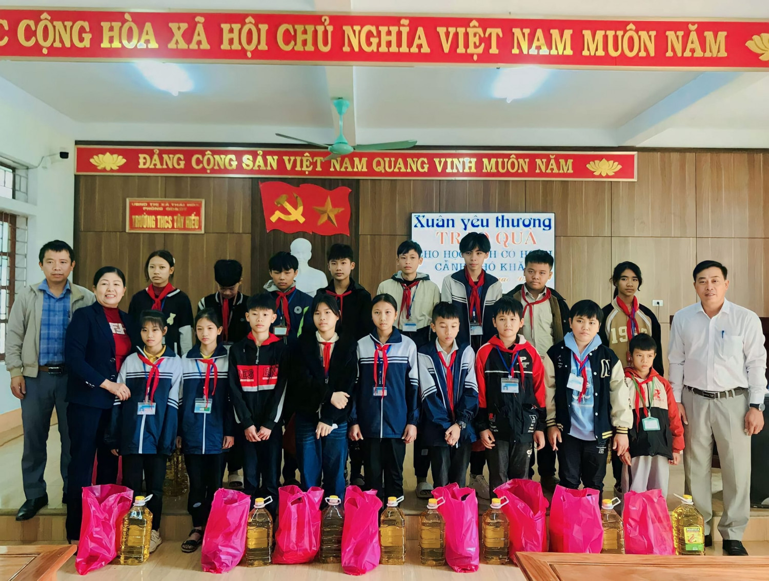 Trao quà trường học